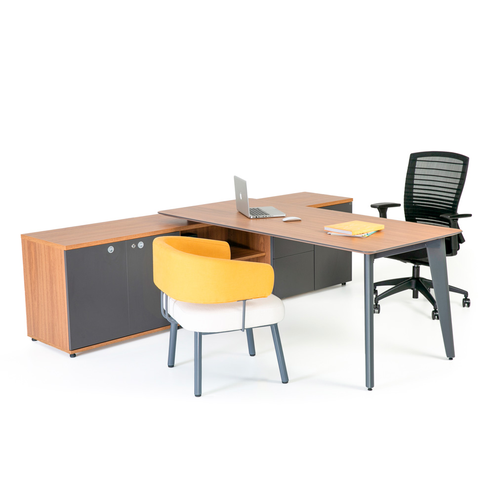 Mesa diretoria com armário.