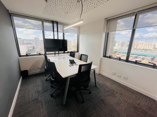 Sala 1304 D - com janela