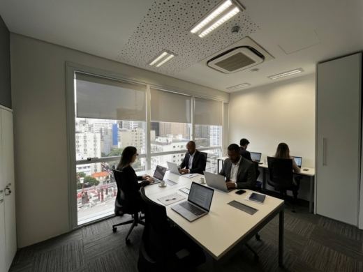 Sala 819 com janela